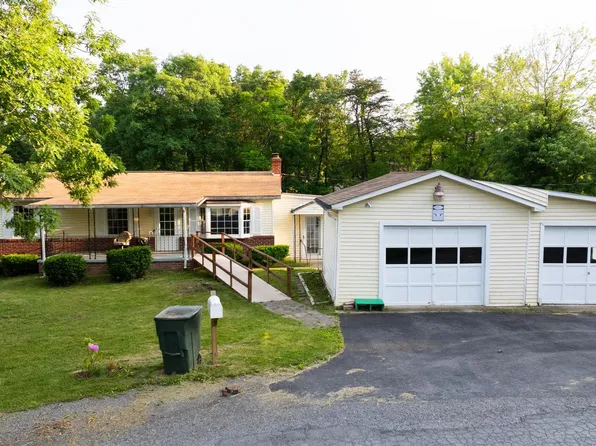 555 Honeycrest Dr, Berkeley Springs, WV 25411