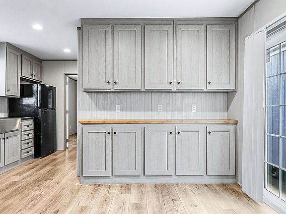 3rd image of 219 Pinto St