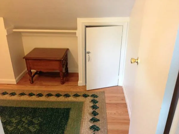 Guest room/ den/ office room