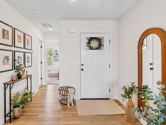 3rd image of 578 W Oak Lawn Street