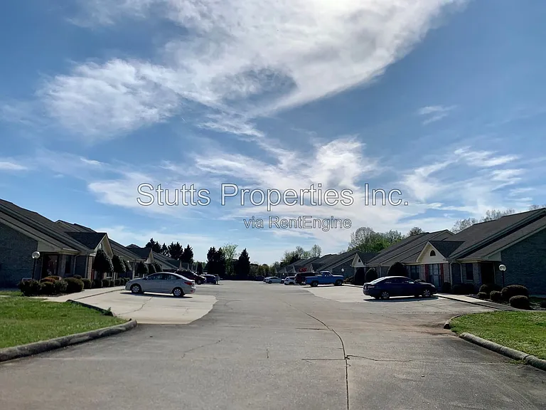 Creekside Apartments — Photo 42