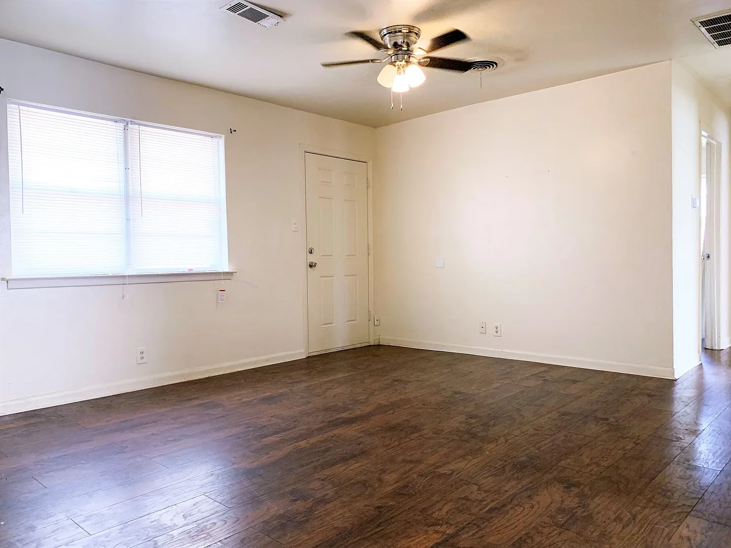 Small 2 bedroom 1 bath home — Photo 3
