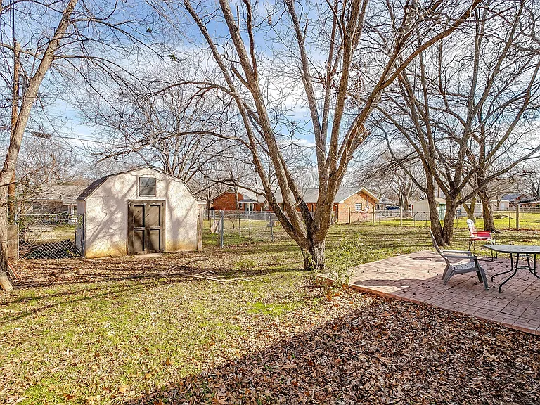 109 SE Dian St — Photo 41