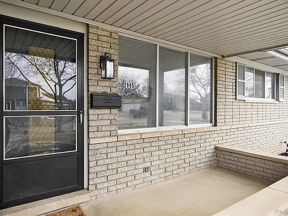 4th image of 2995 Groves Dr