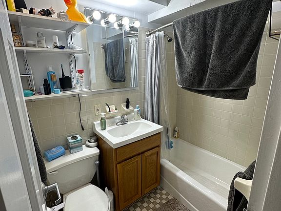 5th image of 506 E 6th St APT 4R