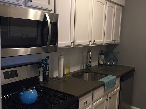 3rd image of 141 Pointe Cir N