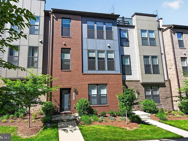 2421 Liberty Loop — Photo 2
