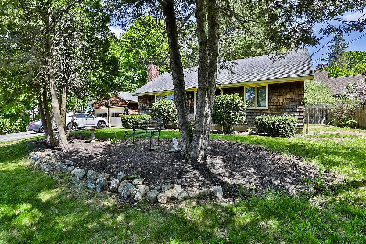 21 Constance Ln — Photo 2
