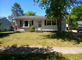 302 Elizabeth Dean Dr SE, Lowell, MI 49331