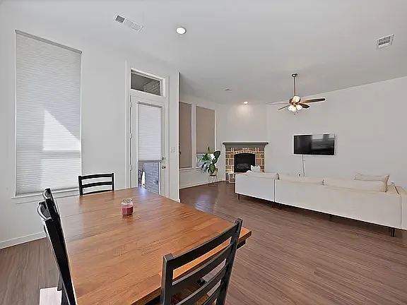 4 bed, 2291 sqft, $2,900 — Photo 3