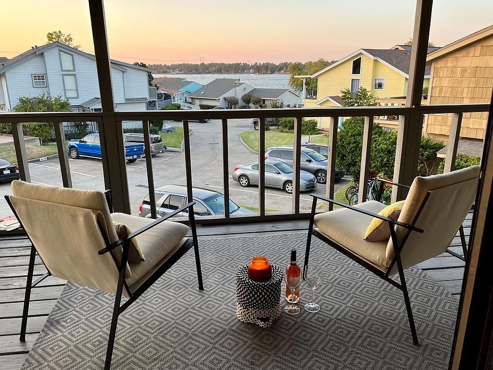 Find your ZEN! Large Balcony / off living and dining room / fantastic water views. The townhome is steps away from Lake Conroe.