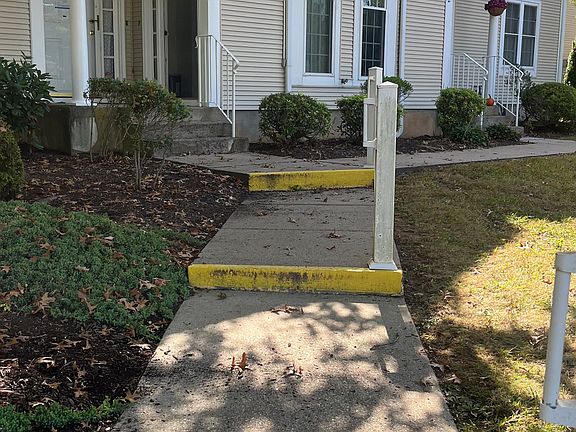 4th image of 204 Country Club Ct