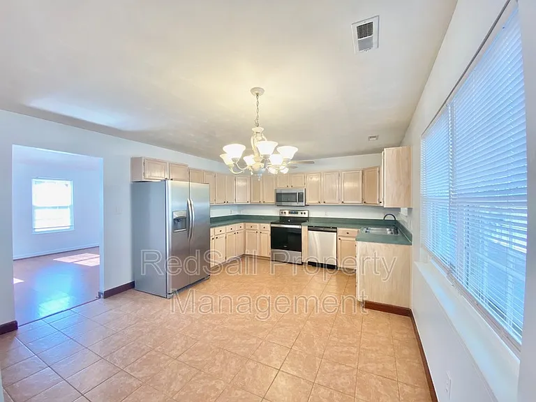 500 Windward Dr — Photo 4