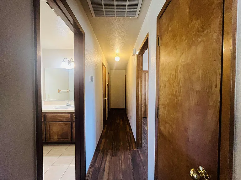 1251 W Davis St — Photo 11