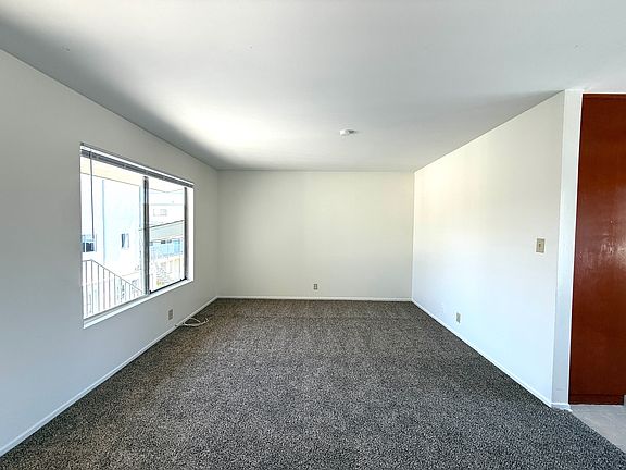 4th image of 933 E Santa Clara St #7