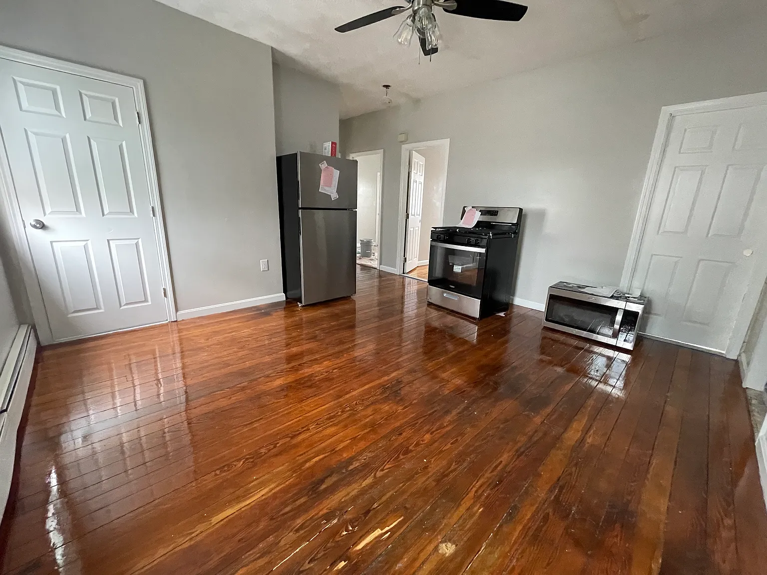 3 bed, 900 sqft, $2,000 — Photo 2