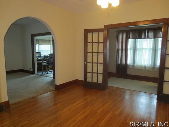 3rd image of 221 N Prairie St