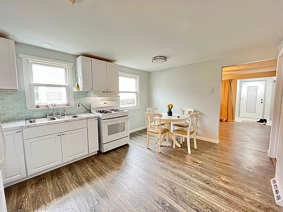 2nd image of 133 Sunshine Dr Floor 1