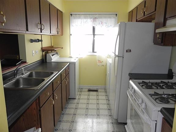 4th image of 29W616 Winchester Cir N Unit 4
