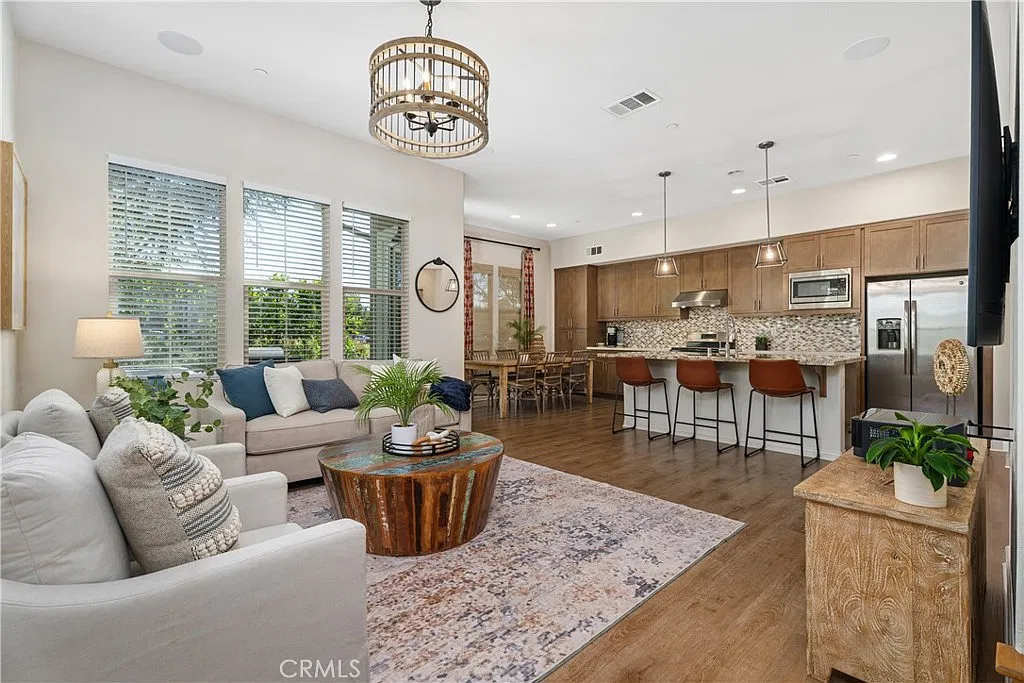 4 bed, 3.5 bath, 1950 sqft, $5,750 — Photo 3