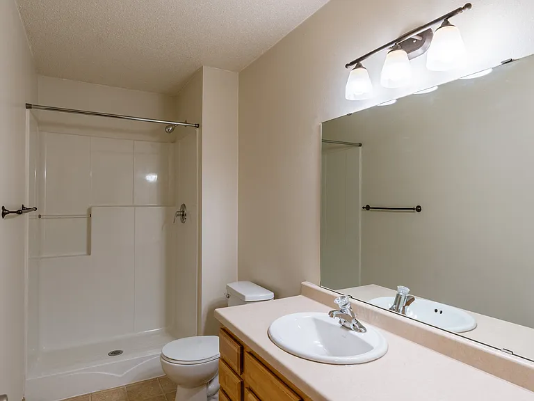 Moorhead, MN Mallard Creek Apartments | Bathroom