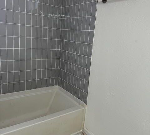 4th image of 1440 N Washtenaw Ave APT 2