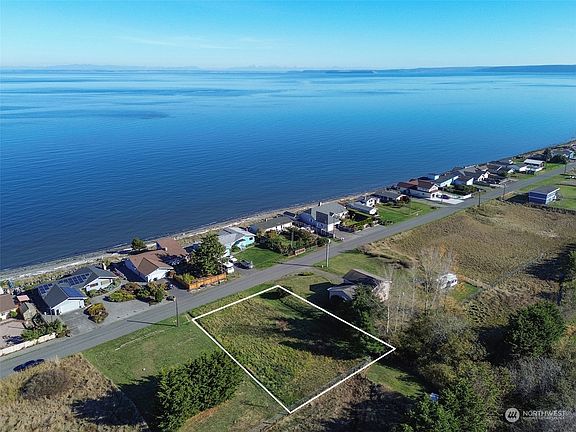 You are surrounded by breathtaking views on all sides: the Strait of Juan de Fuca, Olympic Mountains, Mount Baker, Dungeness Lighthouse, and more.>