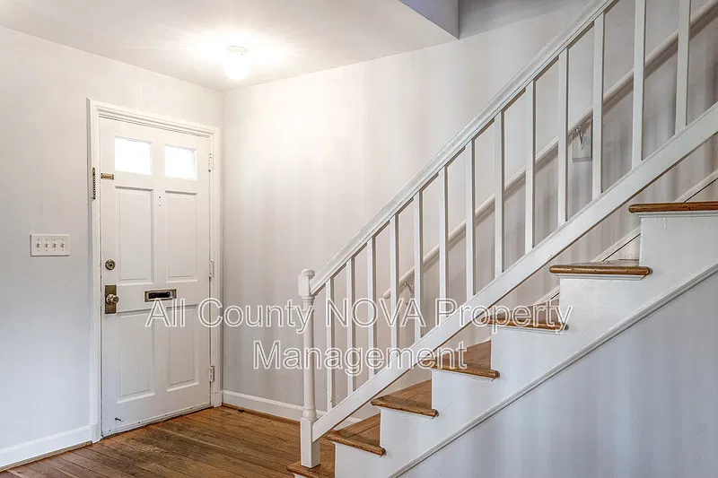 2 bed, 1.0 bath, 922 sqft, $2,400 — Photo 3