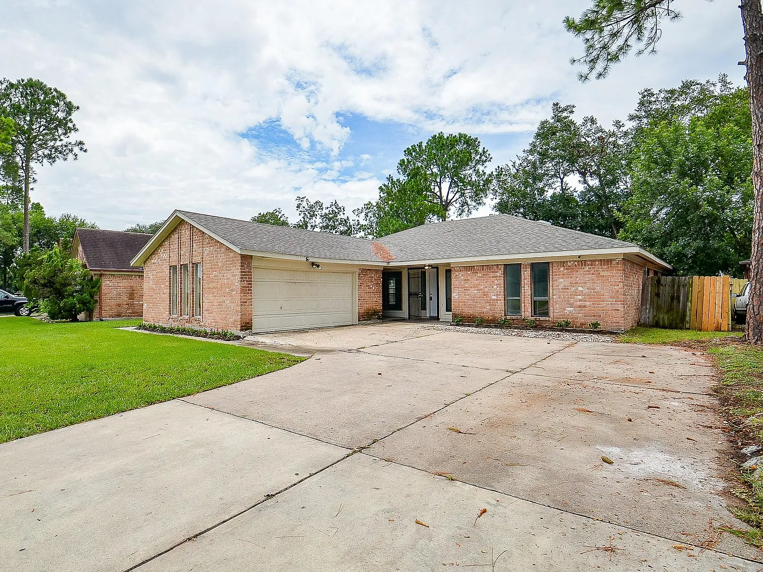 4 bed, 2.5 bath, 2057 sqft, $2,400 — Photo 2