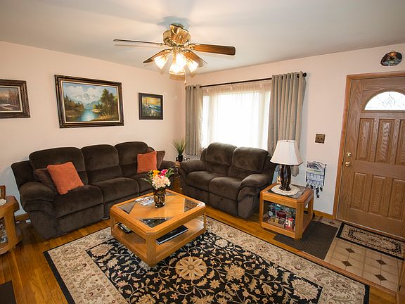 15.4x13.6 Spacious Liv. Room
