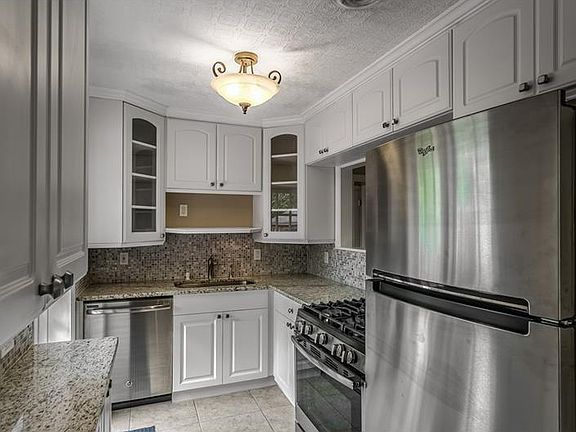 4th image of 1407 E Comanche Ave