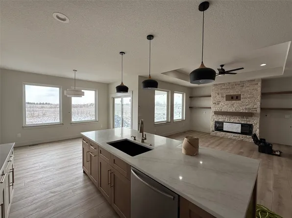 16408 N Valley Dr, Urbandale, IA 50323