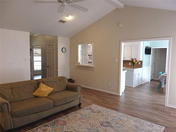 4th image of 706 Aster Dr