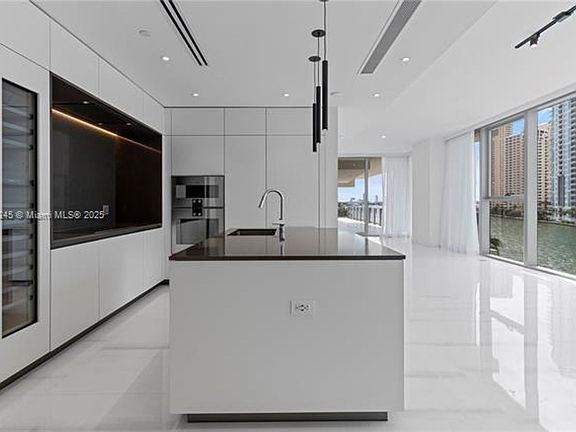 4th image of 300 Biscayne Boulevard Way #1004