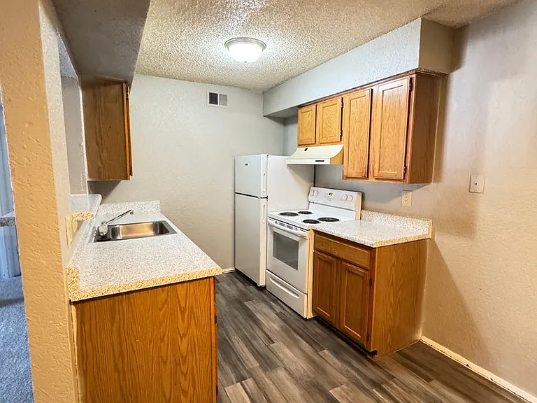 Pheasant Run Apartments — Photo 11