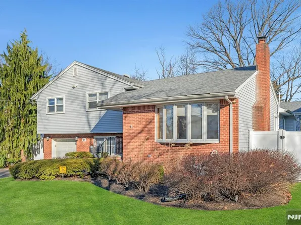 81 Hemlock Dr, Paramus, NJ 07652