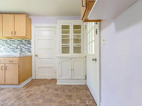 5th image of 2141 Benton Ave