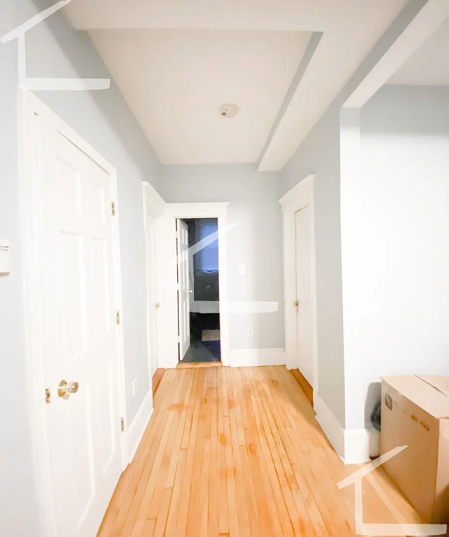 Nicely renovated 4 bed 2 bath near the Green Line and BU. — Photo 3