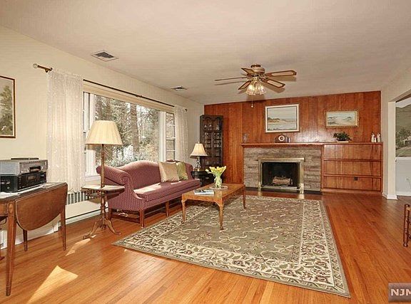 3rd image of 137 Myrtle Ave