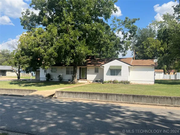 221 W Chestnut St, Stilwell, OK 74960