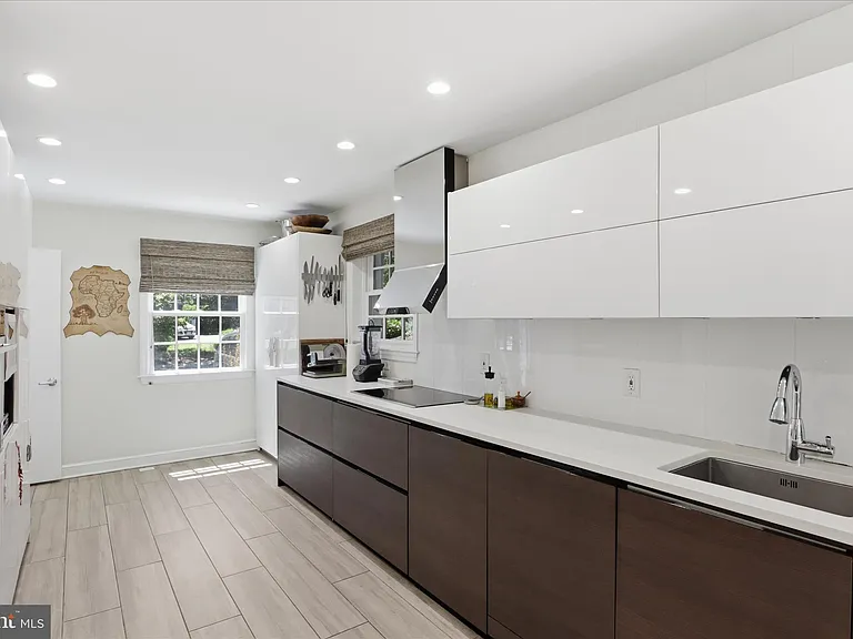 3221 Coquelin Ter — Photo 14