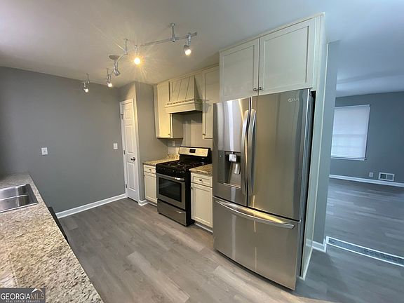 3rd image of 4610 Cresant Ln
