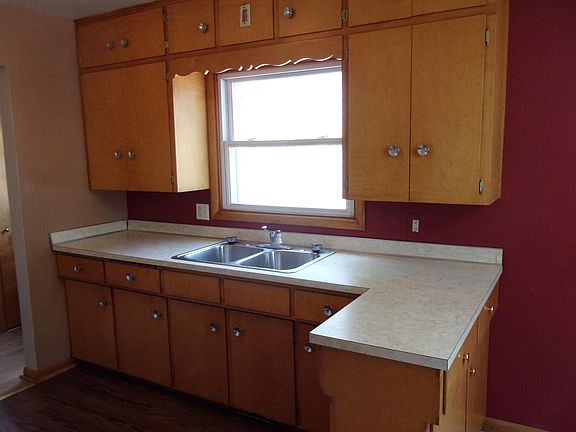5th image of 218 E 2nd St