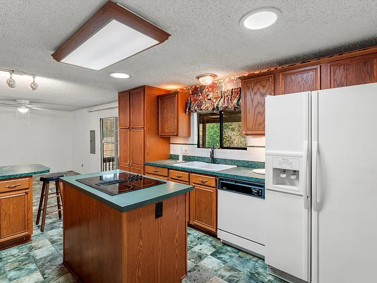 602 Legendary Ln — Photo 16