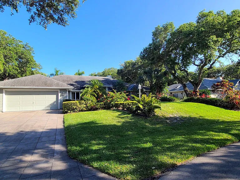 Driveway parking, beautiful neighborhood