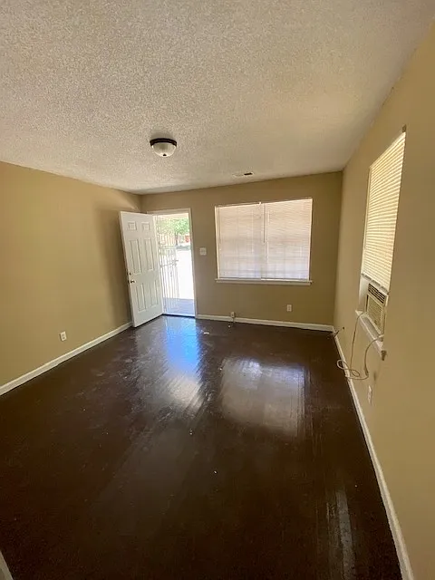 2 bed, 1.0 bath, $550 — Photo 2
