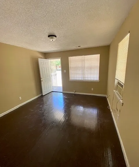 2117 Hunter Ave — Photo 2