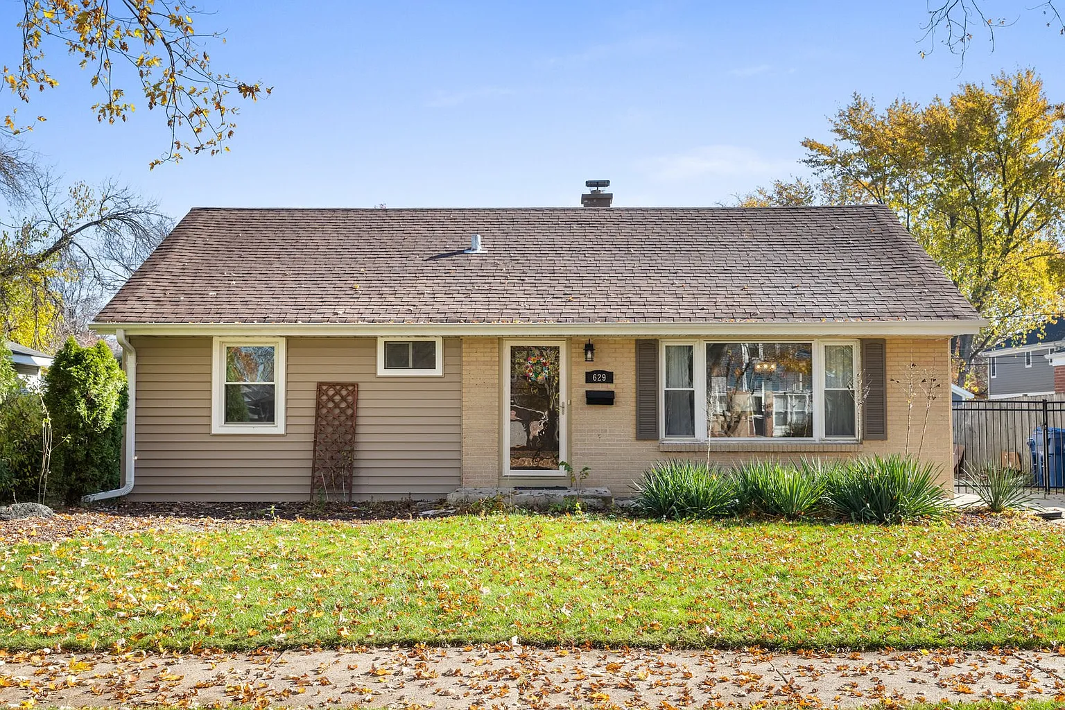 629 Beach Ave photo 1