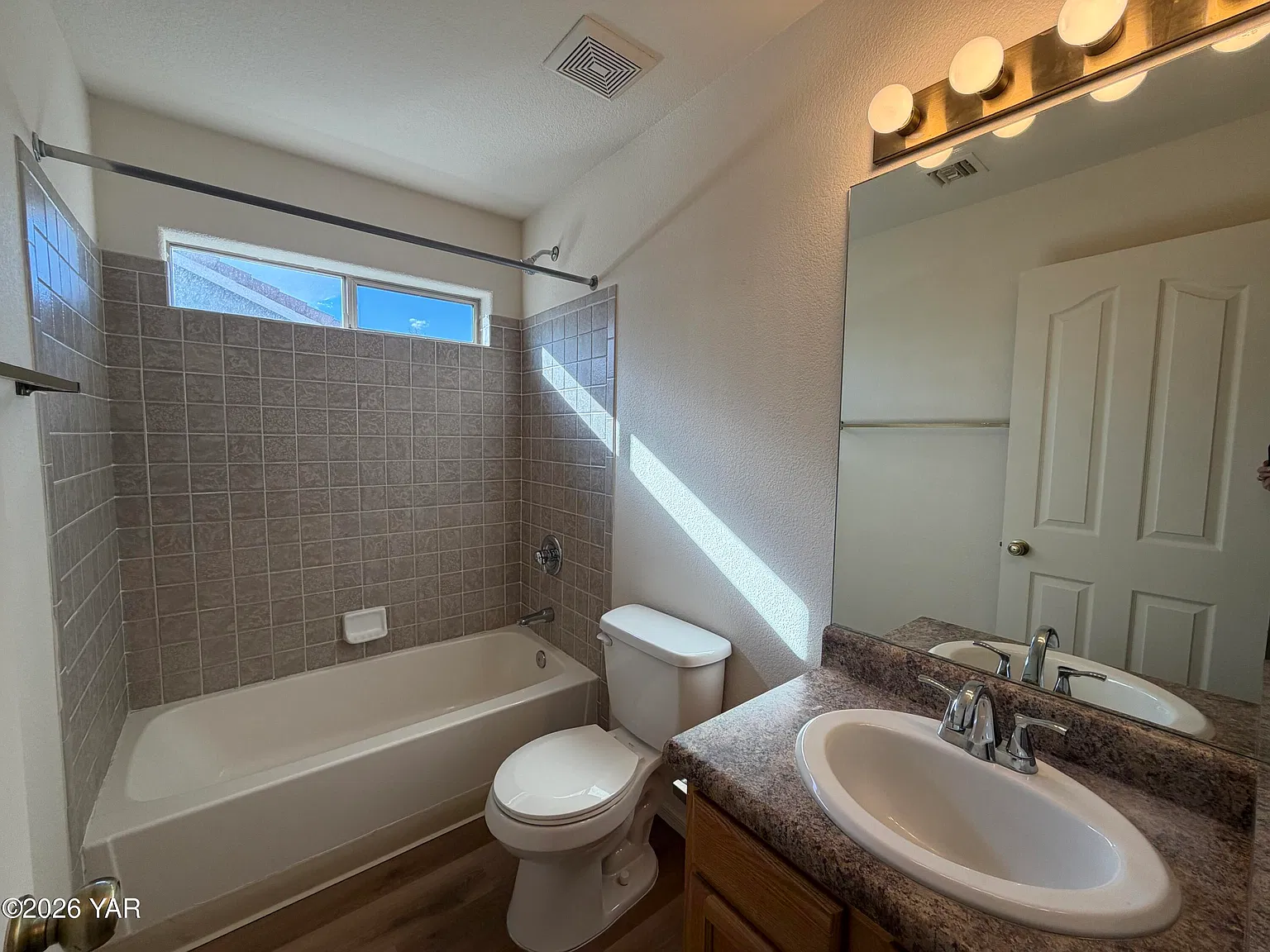 3 bed, 2.0 bath, 1394 sqft, $2,000 — Photo 4