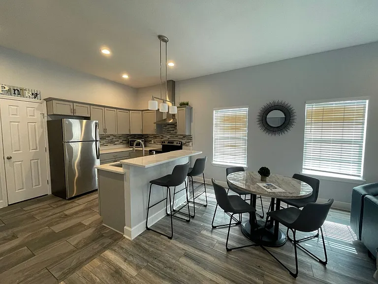 404 S Olive St — Photo 4